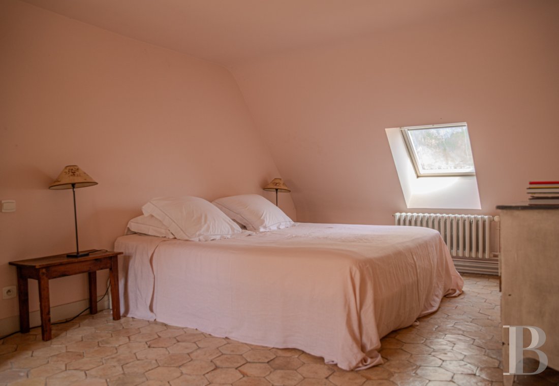 Dans le Perche, au nord-est de Bellême, une maison des 18e et 19e siècle au milieu de grands arbres  - photo  n°33